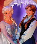 Cosplayerar kledde ut som Elsa og Anna frå Frozen