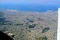 Воздушен поглед на дел од централна Атина, пристаништето Пиреј и некои од јужните населби на градот. Саронскиот Залив лежи во позадината.