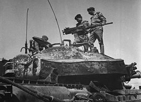 Король Хусейн оглядає підбитий ізраїльський танк