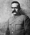 11. Józef Klemens Piłsudski (Zułów, 1867. december 5. – Varsó, 1935. május 12.) lengyel államférfi, tábornagy, a második Lengyel Köztársaság első államfője (1918–1922), majd az 1926–1935 közötti tekintélyuralmi rendszer irányítója, a hadsereg vezetője. 1918-ban kivívta Lengyelország függetlenségét, ezért november 11. Lengyelországban a „Függetlenség napja“. (javítás)/(csere)
