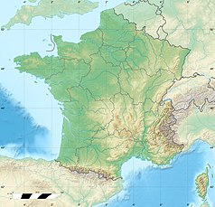 Mapa konturowa Francji, blisko centrum na prawo znajduje się punkt z opisem „Saint-Étienne”