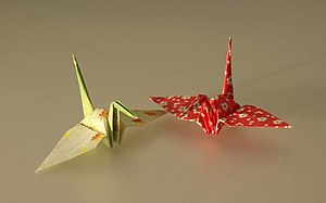 千代紙で作られた折り鶴