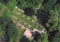A kolostor romjai légi felvételen