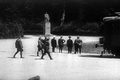 Hitler (Hand in die Seite gestützt) vor der Statue von Marschall Foch, bevor der Waffen­still­stand unter­zeichnet wird