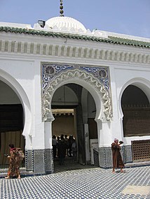 الجانب الداخلي من باب الورد المدخل الشمالي الرئيسي لمسجد القرويين من الفناء.