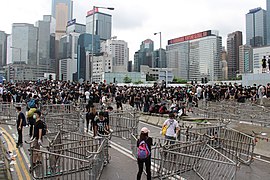 デモ隊が龍和道（中国語版）で鉄の柵を結束ひもでつないでバリケードにする様子