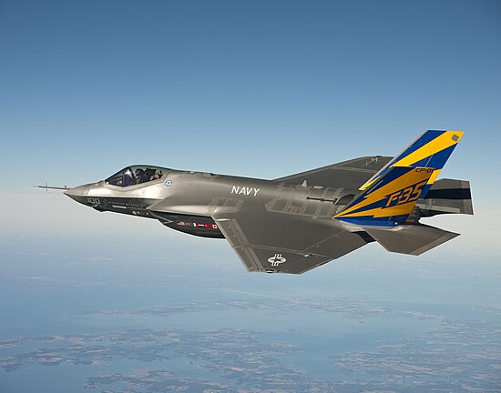 Phiên bản F-35C của Hải quân Hoa Kỳ, thực hiện chuyến bay thử nghiệm trên Vịnh Chesapeake. Eric "Magic" Buus đã bay chiếc F-35C trong hai giờ, kiểm tra các thiết bị đo tải trọng kết cấu trên khung máy bay trong quá trình bay. Hình: Andy Wolfe