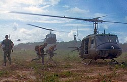 Amerikai UH–1D „Huey” helikopterek szállítják a bevetési helyszínre a 14. gyalogsági ezred katonáit (1966)