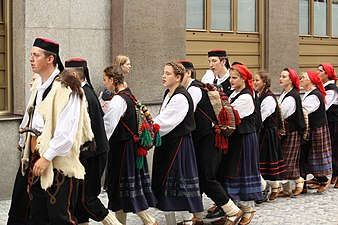 أشخاص من صرب كرواتيا بالزي التقليدي.