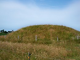Grabhügel Heeshugh (Bronzezeit), im Hintergrund die Nebeler Windmühle