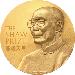 A gold circular medal with a depiction of an elderly man with glasses wearing a jacket buttoned to the neck; the English words "The Shaw Prize" and Chinese characters "邵逸夫獎" engraved on it