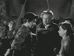 Balra Gábor Miklós (Hosszú Péter), középen Somlay Artúr (Simon Péter) az „Akasszuk fel!”-jelenetben