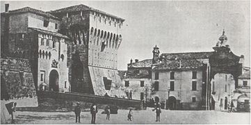 Primi decenni del XX secolo. La Rocca estense e l'Arco Clementino, che segna l'inizio del ghetto ebraico
