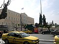 Впечатливиот Грчки Парламент на плоштадот Синтагма е поранешната кралска палата.