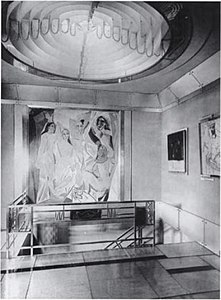 Hôtelul perticulier al lui Jacques Doucet, 1927. Les Demoiselles d'Avignon ale lui Picasso pot să fie văzute atârnând în fundal