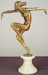 Nud de bronz al unei dansatoare pe un soclu de onix, de Josef Lorenzl (c. 1925)