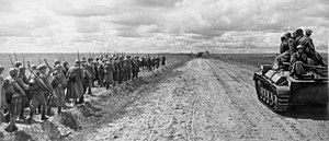 Советская пехота на марше. Курская битва, 1943 год