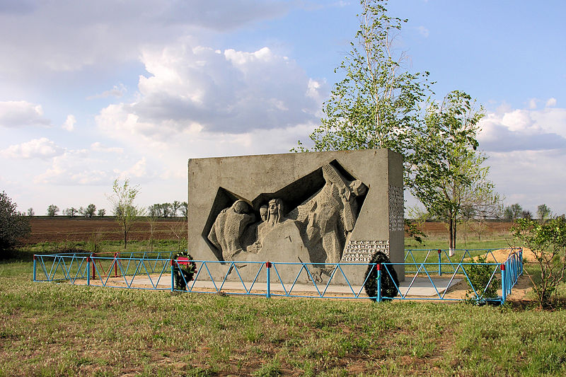 Файл:Monument to the five tankers (Novaya Nadezda, Volgogradskaya oblast).JPG